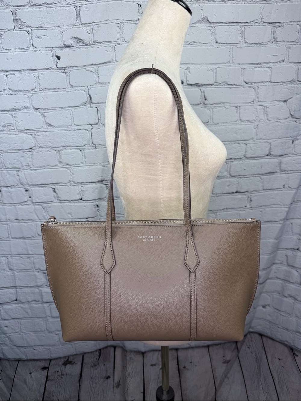 Tory Burch SMALL PERRY ZIP TOTE & Romy Medium Zip Around Wallet - Picture 3 of 15